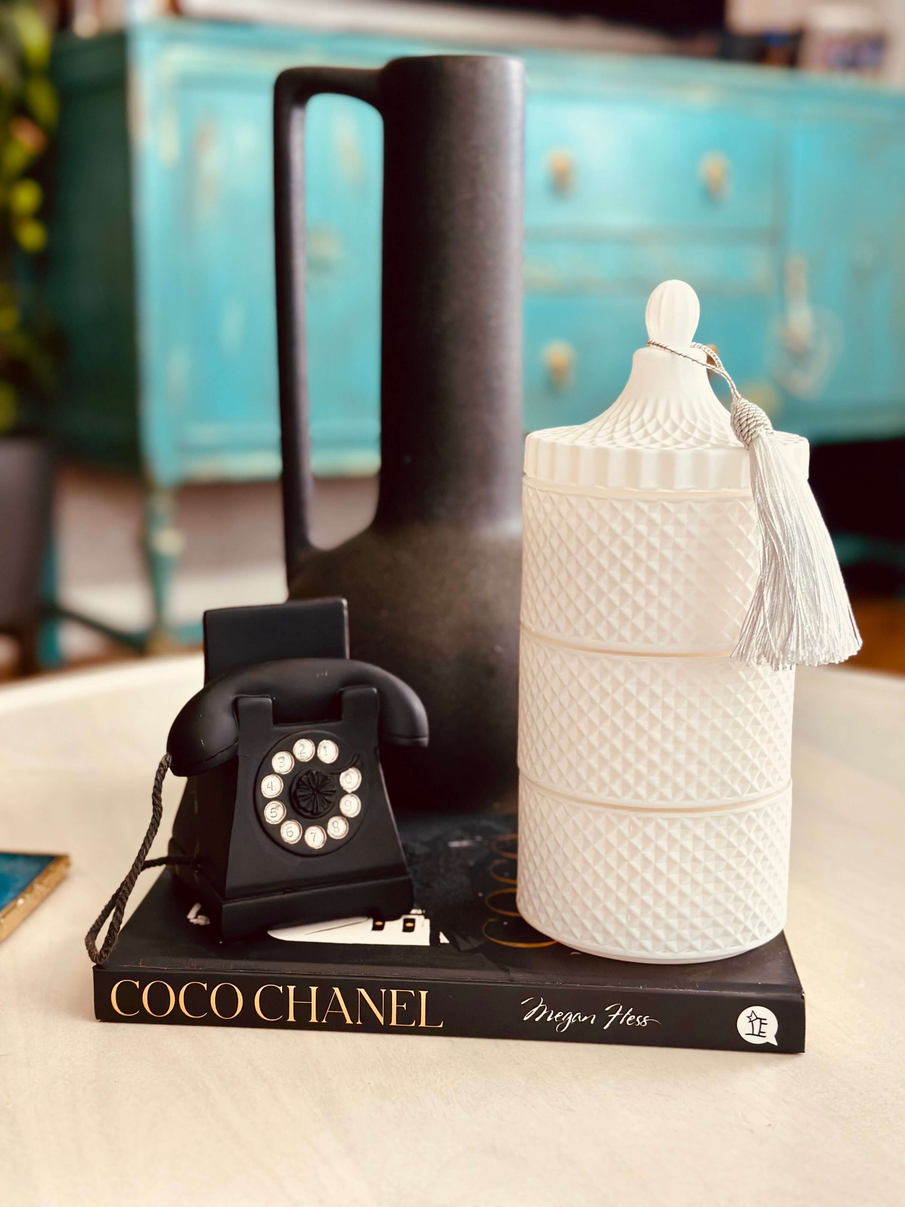 This 3 Stackable Geo Candle Matte White Set is a versatile and stylish addition to any home decor. The unique geometric design adds a modern touch, while the stackable feature allows for customisable arrangements. Made with quality materials, these candles provide a warm and inviting atmosphere in any room.