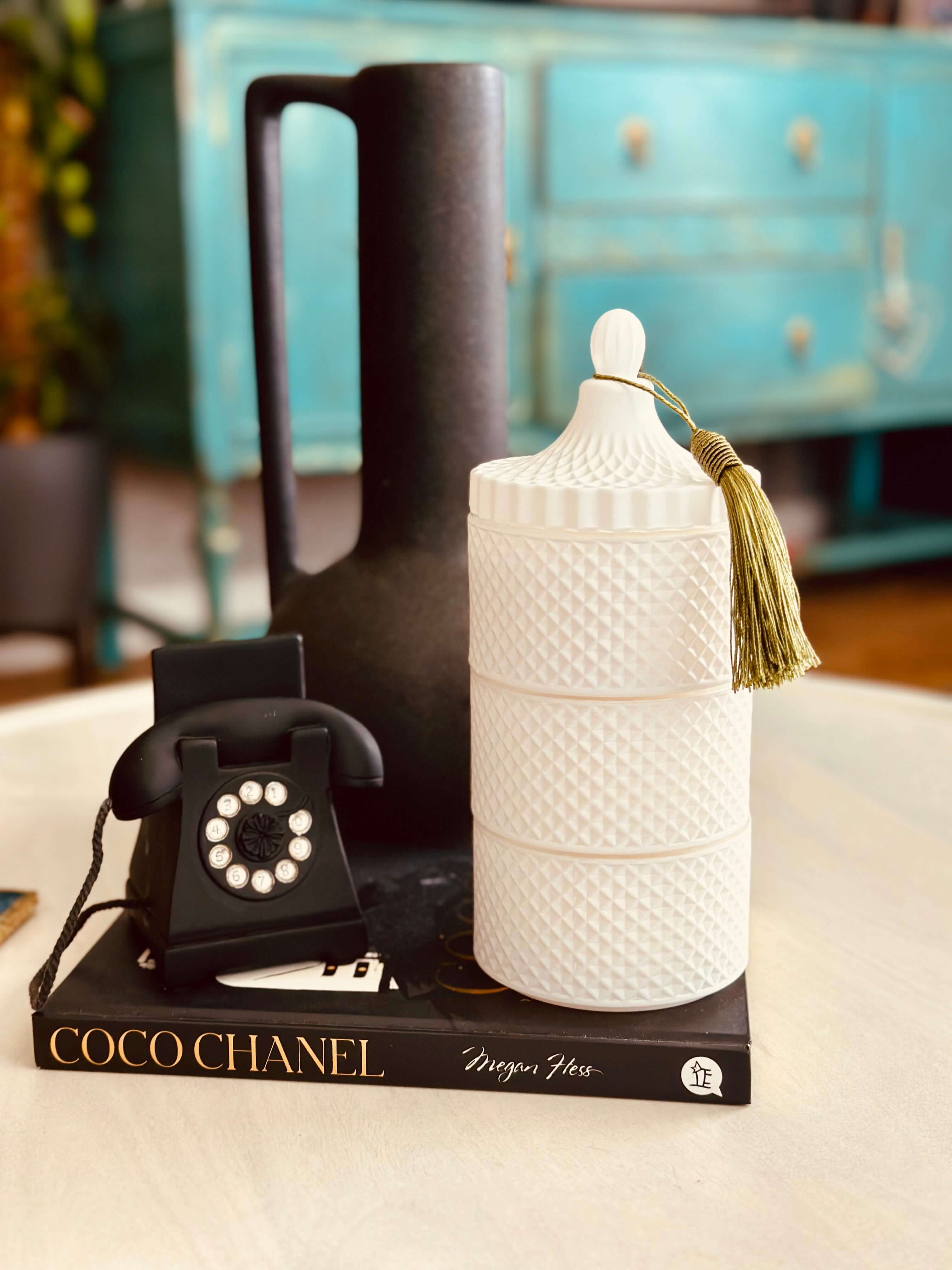 This 3 Stackable Geo Candle Matte White Set is a versatile and stylish addition to any home decor. The unique geometric design adds a modern touch, while the stackable feature allows for customisable arrangements. Made with quality materials, these candles provide a warm and inviting atmosphere in any room.