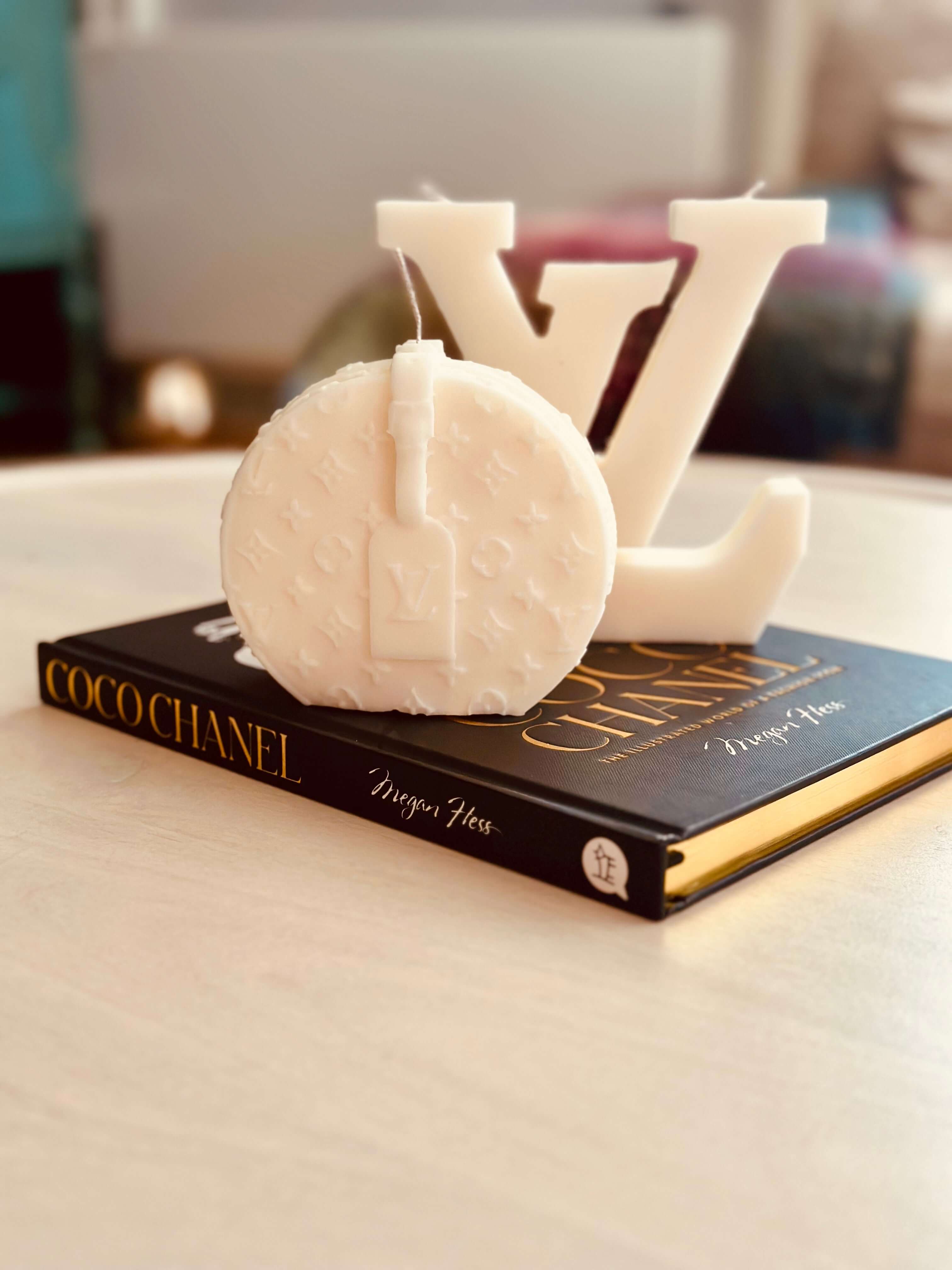 Expertly crafted and personalised, our Monogramed Sculptured Bag Candle, featuring the iconic LV design, adds a touch of elegance to any space. With its premium quality and stunning design, it is the perfect gift for yourself or a loved one. Elevate your home decor with this luxurious and unique candle.