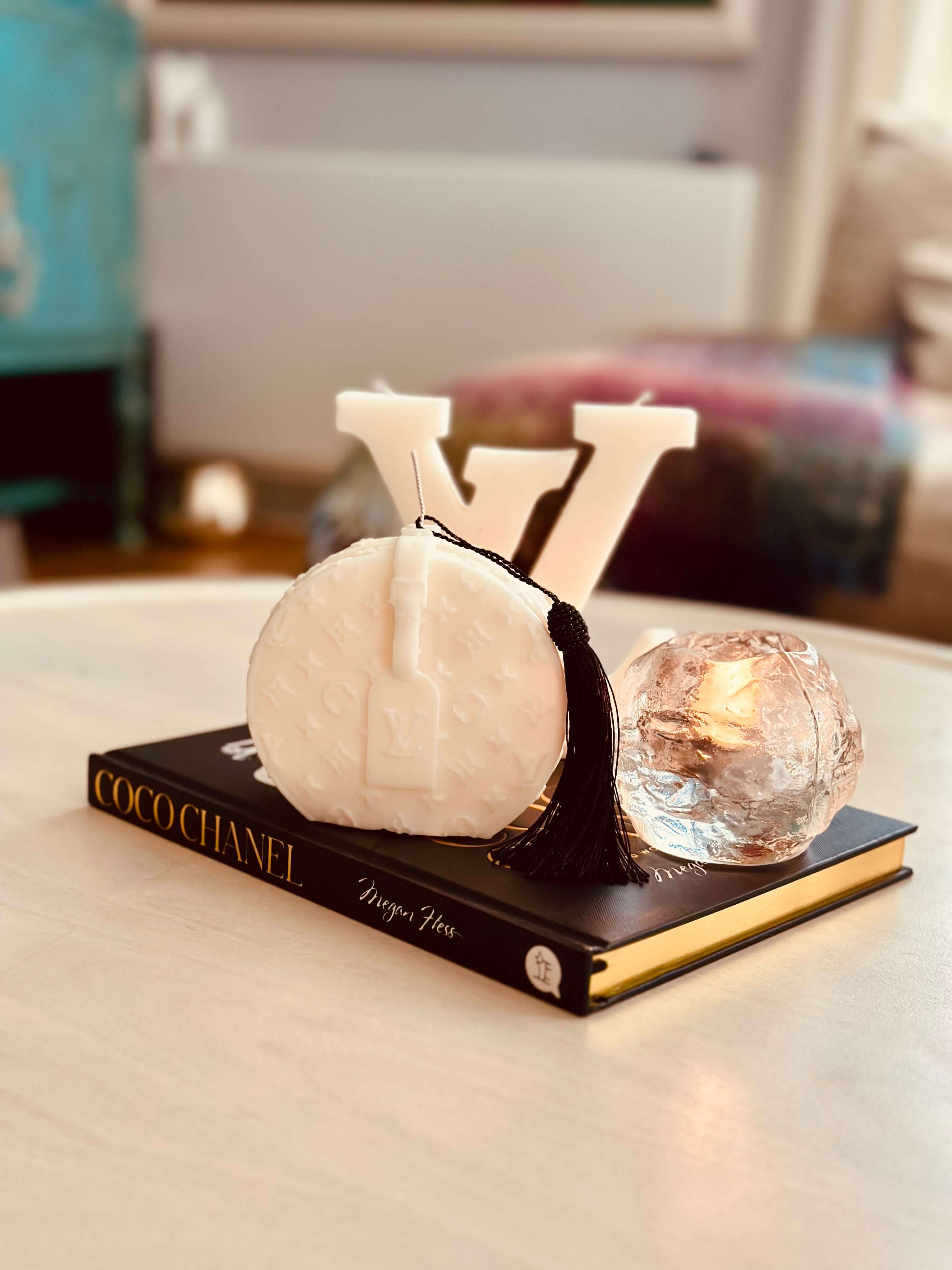 Expertly crafted and personalised, our Monogramed Sculptured Bag Candle, featuring the iconic LV design, adds a touch of elegance to any space. With its premium quality and stunning design, it is the perfect gift for yourself or a loved one. Elevate your home decor with this luxurious and unique candle.