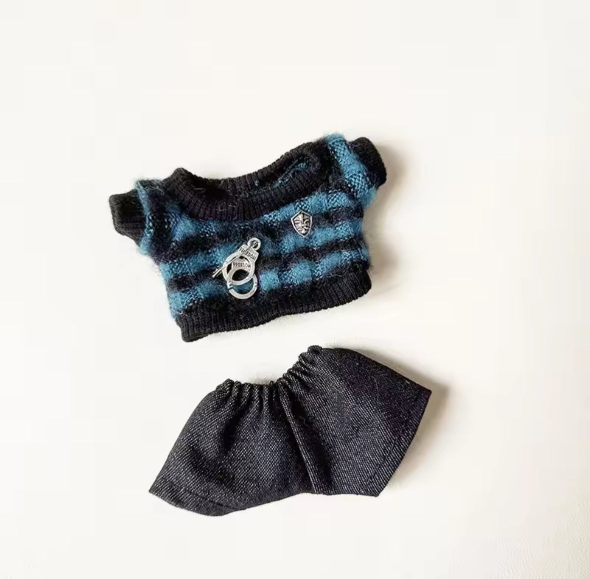 •Jumper (handcuffs attached
4 colour choices).
• Trousers. (Dark Grey)
• Shoes. (Black)
• Hat. (Black