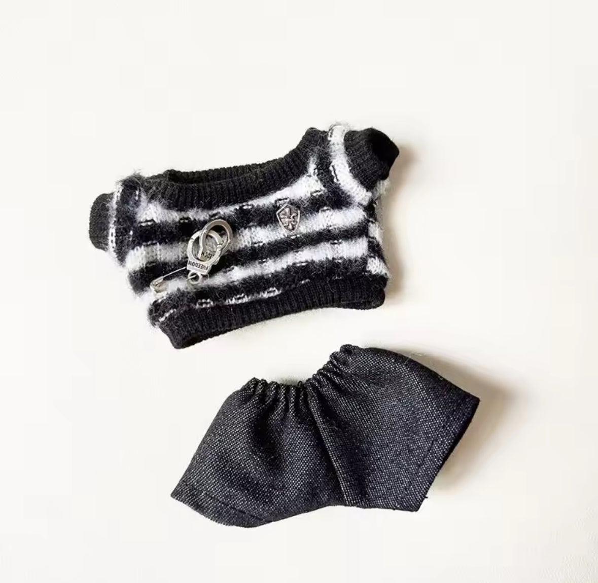 •Jumper (handcuffs attached 
4 colour choices).

• Trousers. (Dark Grey)

• Shoes. (Black)

• Hat. (Black